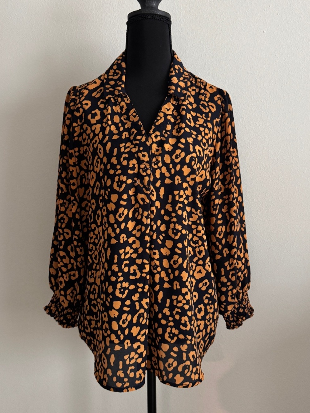 Dress Barn navy and camel leopard print 3/4 elastic sleeve blouse; Sz M